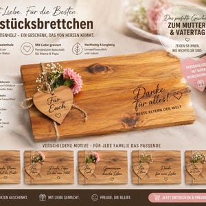 Puede incluir: Una tabla de desayuno de madera con una decoración en forma de corazón y el texto "Danke für alles!" y "Beste Eltern der Welt". La tabla está hecha de madera de acacia y tiene un acabado de vetas naturales. Está decorada con pequeñas flores rosas.