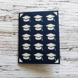 Carte de remise des diplômes en français faite main, Félicitations, Carte de remise des diplômes en français, Carte de félicitations, Carte avec capuchons de mortier et pompons image 2