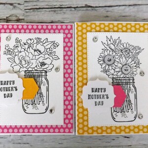 Tarjeta hecha a mano del Feliz Día de la Madre, ramo de flores en frasco de albañil