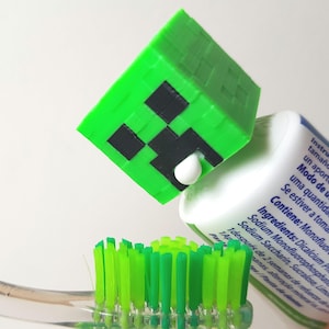 Porta-dentifricio a forma di Creeper di Minecraft, divertente dispenser per dentifricio per bambini! Regalo perfetto e 3D con dosatore per dentifricio e 2 adattatori.
