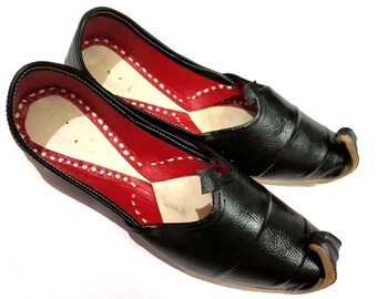 Handmade tan leather mojari jutti with traditional curled toe and red lining, Indian ethnic footwear