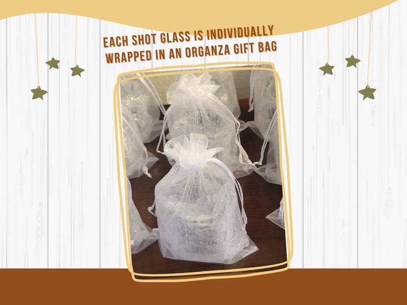 Op de afbeelding: Meerdere doorzichtige borrelglaasjes, elk afzonderlijk verpakt in een wit, halfdoorzichtig organza cadeauzakje met trekkoord. De tekst bovenaan luidt: EACH SHOT GLASS IS INDIVIDUALLY WRAPPED IN AN ORGANZA GIFT BAG.