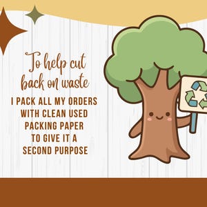 Op de afbeelding: Een cartoonboom met een glimlachend gezicht houdt een bord vast met een groen recyclingsymbool. De tekst luidt: To help cut back on waste I PACK ALL MY ORDERS WITH CLEAN USED PACKING PAPER TO GIVE IT A SECOND PURPOSE. Twee stervormen staan erboven.