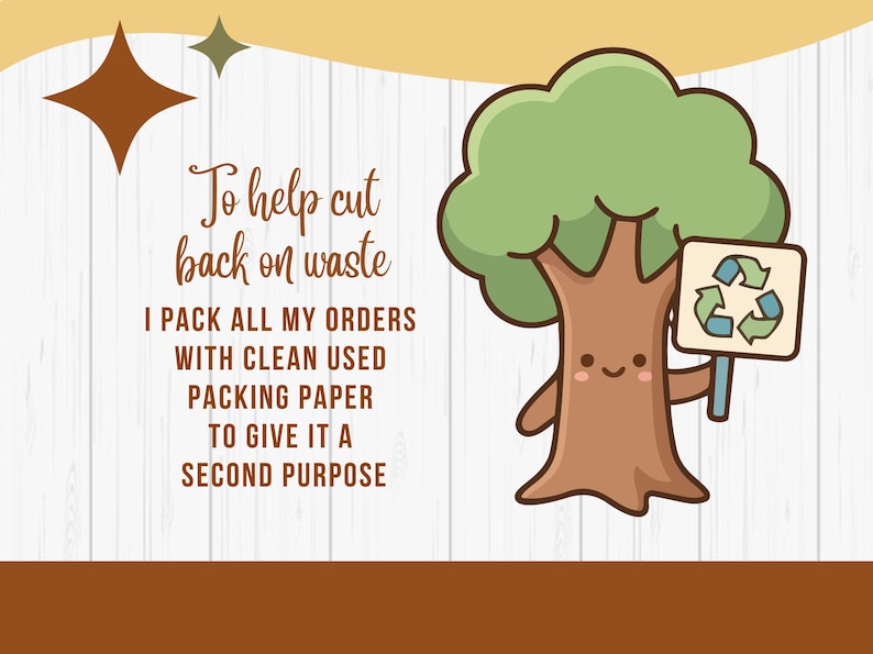 Op de afbeelding: Een cartoonboom met een glimlachend gezicht houdt een bord vast met een groen recyclingsymbool. De tekst luidt: To help cut back on waste I PACK ALL MY ORDERS WITH CLEAN USED PACKING PAPER TO GIVE IT A SECOND PURPOSE. Twee stervormen staan erboven.