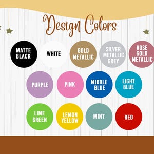 Op de afbeelding: Een kleurenkaart met de titel Design Colors met dertien cirkelvormige stalen voorzien van de teksten: Matte Black, White, Gold Metallic, Silver Metallic Grey, Rose Gold Metallic, Purple, Pink, Middle Blue, Light Blue, Lime Green, Lemon Yellow, Mint en Red.