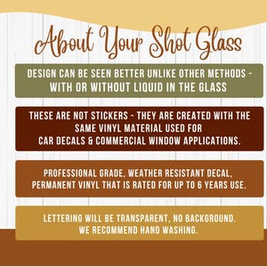 Op de afbeelding: Een informatieve afbeelding getiteld About Your Shot Glass met vier horizontale rechthoekige tekstvakken in olijfgroen, donkerbruin, roest en beige. De tekst vermeldt dat de ontwerpen zijn gemaakt van weerbestendig vinyl van professionele kwaliteit.