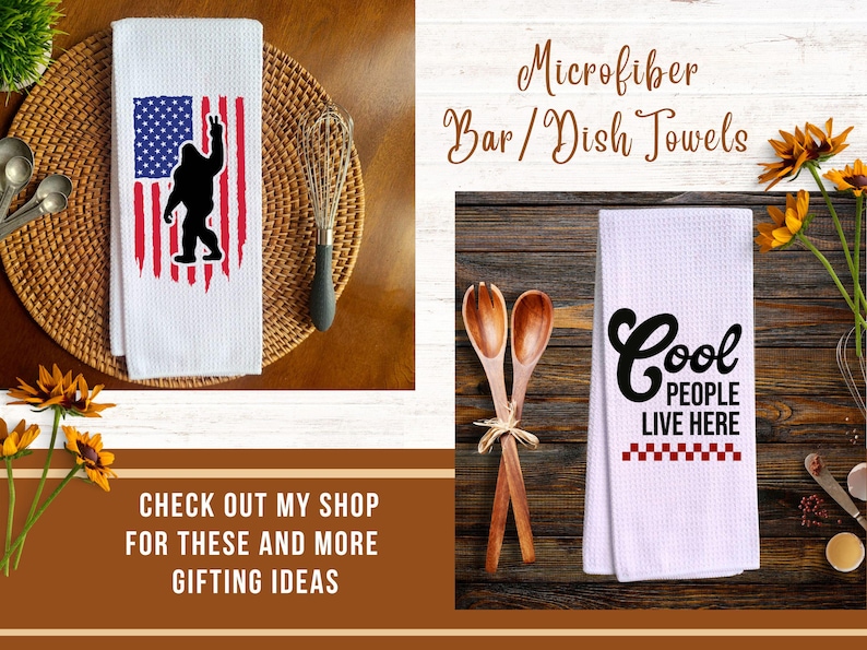 Op de afbeelding: Twee witte microvezel keukendoeken met wafelstructuur. E&eacute;n doek toont een zwart silhouet van een Bigfoot die een vredesteken maakt voor een rood-blauwe Amerikaanse vlag. De andere doek toont de zwarte tekst Cool PEOPLE LIVE HERE boven een rood dambordpatroon.