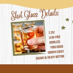 Op de afbeelding: Een helder vierkant shotglas met een zware bodem, gevuld met een goudkleurige vloeistof. De tekst op de afbeelding luidt: Shot Glass Details, 2.2oz, Lead-free, Odorless, Food grade, Smooth edges, Square w/heavy bottom. Het glas heeft een gladde afwerking.