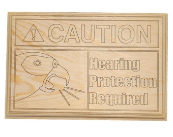 Precaución Se requiere protección auditiva Signo quemado de madera de loro gris africano / Acabado de madera cruda o aceite de tung / Percha de dientes de sierra / Grabado con láser