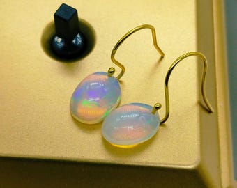 Pendientes de oro de 14 quilates con ópalo etíope: Piedra de nacimiento de octubre