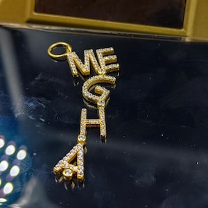 Colgante con inicial personalizada en oro macizo de 14 k. Diseño de diseñador: colgante con inicial de diamante con nombre personalizado en oro macizo de 14 k. Joyería hecha a mano.
