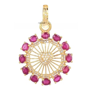 Peut inclure: Un pendentif en or avec un design circulaire présentant un centre en forme de cœur entouré de petites pierres blanches et une bordure de pierres ovales roses.