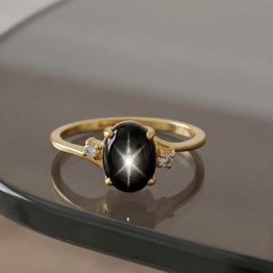 以下が含まれることがあります： クリーム、ライトグレー、ダークグレーの3色の斑点模様のセラミックマグカップセット。各マグカップはシンプルでモダンなデザインで、丸みを帯びたハンドルが付いています。コーヒーや紅茶に最適です。