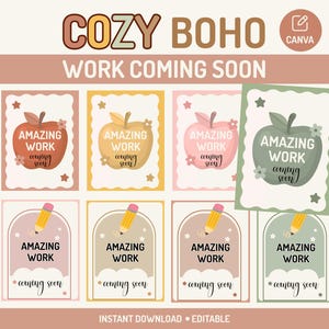 Könnte beinhalten: Ein digitales Set aus acht druckbaren Karten mit dem Text "COZY BOHO WORK COMING SOON" und "AMAZING WORK coming soon". Die Designs enthalten Illustrationen von Äpfeln und Bleistiften in gedeckten Erdtönen wie Salbeigrün, Beige und zartem Rosa.