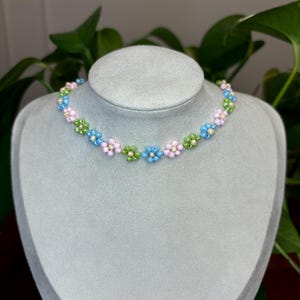 Gargantilla de flores con cuentas hecha a mano, lindo collar estético Y2K, accesorios de flores y cuentas, regalo hecho a mano