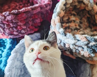 Fluffy Crochet Pet Bed, Cat Basket, Pet Toy Basket, Small Dog Bed, Soft Cat Bed, Crochet Basket, Toy Basket for Pets, Thick Crochet Basket