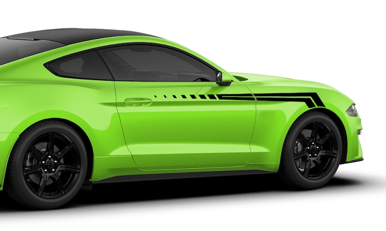 Puede incluir: Coche deportivo verde lima con detalles en negro, incluyendo techo y llantas negras. El coche presenta franjas negras de carreras en el lateral. Fondo blanco.