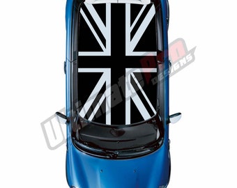 Op de afbeelding: Een blauwe Mini Cooper met een zwart-witte Union Jack-vlag sticker op het dak.