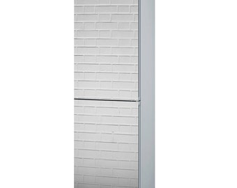 Pode incluir: Um refrigerador branco com um padrão de tijolo nas portas. O refrigerador tem um compartimento congelador na parte superior e um compartimento refrigerador na parte inferior.