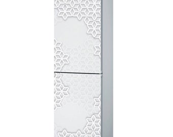 Pode incluir: Um refrigerador branco com um padrão geométrico nas portas. O padrão é composto por quadrados e diamantes brancos.