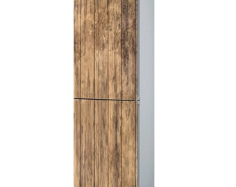 Pode incluir: Um refrigerador de aço inoxidável com um design de grão de madeira nas portas dianteiras. O refrigerador tem um design de porta dupla com um compartimento de congelador na parte superior.