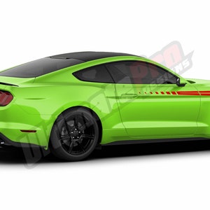 Puede incluir: Coche deportivo verde lima con techo negro y ruedas negras. El coche tiene rayas rojas de carreras en el lateral. La imagen es una representaci&oacute;n digital de un coup&eacute; moderno.