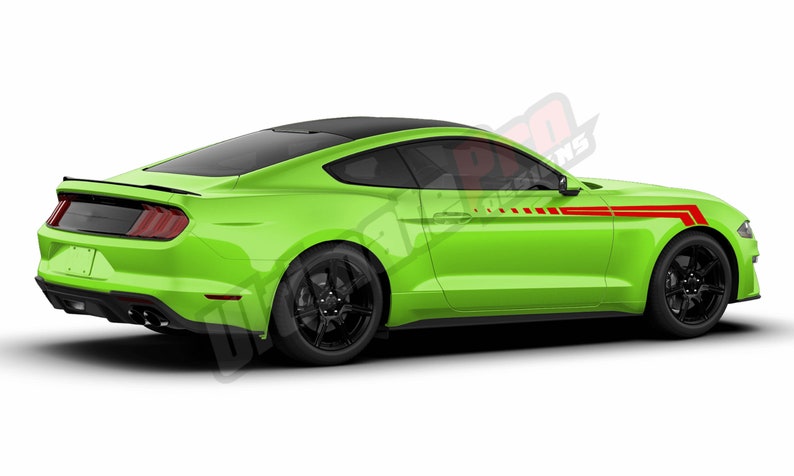 Puede incluir: Coche deportivo verde lima con techo negro y ruedas negras. El coche tiene rayas rojas de carreras en el lateral. La imagen es una representaci&oacute;n digital de un coup&eacute; moderno.