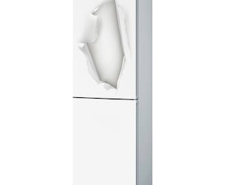 Pode incluir: Um refrigerador branco com um design de papel rasgado na porta superior. O refrigerador tem um compartimento de congelador na parte superior e um compartimento de refrigerador na parte inferior.