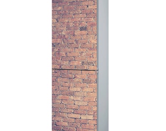 Pode incluir: Um refrigerador branco com um design de padrão de tijolo nas portas. O padrão de tijolo é de cor marrom claro com um visual vintage.