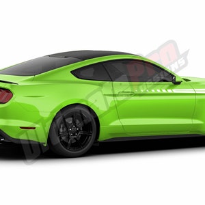 Puede incluir: Un coche deportivo verde brillante con techo negro y ruedas negras. Rayas blancas adornan el lateral. El coche se ve desde un &aacute;ngulo trasero de tres cuartos sobre un fondo blanco.