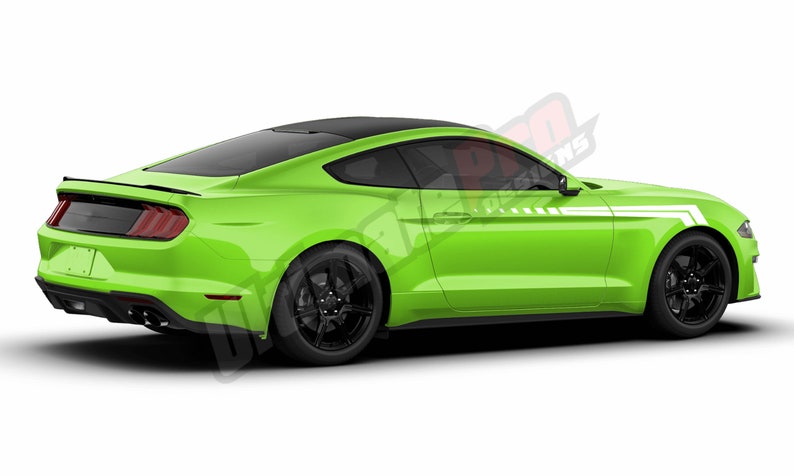 Puede incluir: Un coche deportivo verde brillante con techo negro y ruedas negras. Rayas blancas adornan el lateral. El coche se ve desde un &aacute;ngulo trasero de tres cuartos sobre un fondo blanco.