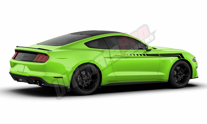 Puede incluir: Un coche deportivo verde lima con detalles en negro, incluyendo techo, ruedas y franjas laterales negras. El coche tiene un dise&ntilde;o elegante y moderno, con aler&oacute;n y cristales tintados. La imagen es una vista lateral del veh&iacute;culo.