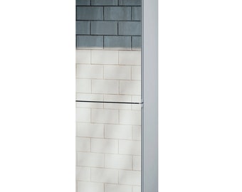 Pode incluir: Um refrigerador de aço inoxidável com um design de azulejos brancos e cinzentos na frente.