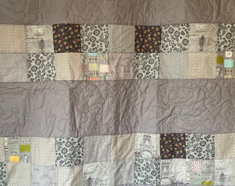 Quilt. Silber und Grau Quilt