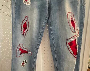 Upcycled Distressed Jeans mit Mickey-Stoff innen Löcher mit Handstickerei 115