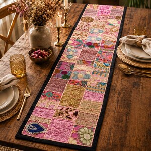 Camino de mesa vintage de patchwork / Camino de mesa Kantha indio hecho a mano / Decoración de mesa de comedor de estilo rústico bohemio / Camino de mesa de algodón acolchado /