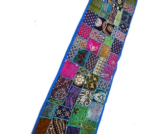 Chemin de table brodé en patchwork de sari : tapisserie indienne vintage (60 x 20 po.)