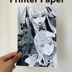 Peut inclure: Une impression en noir et blanc d'une couverture de manga avec deux personnages f&eacute;minins. Le texte "Printer Paper" est imprim&eacute; en grandes lettres noires en haut de l'image.