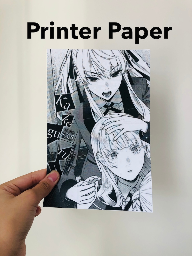 Peut inclure: Une impression en noir et blanc d'une couverture de manga avec deux personnages f&eacute;minins. Le texte "Printer Paper" est imprim&eacute; en grandes lettres noires en haut de l'image.