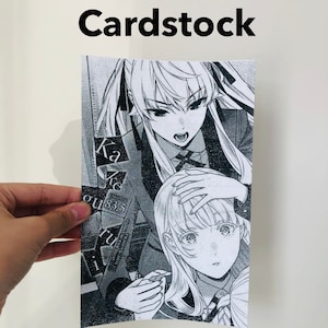 Peut inclure: Impression sur papier cartonn&eacute; mat pr&eacute;sentant une illustration manga en noir et blanc de deux personnages d'anime. Le personnage du haut a de longs cheveux clairs et une expression intense. Le personnage du bas a des cheveux clairs et une expression plus sobre.