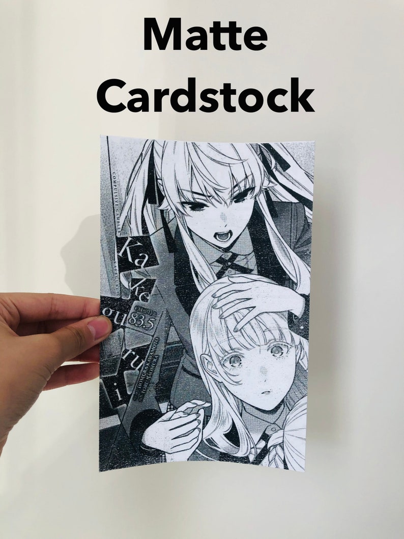 Peut inclure: Impression sur papier cartonn&eacute; mat pr&eacute;sentant une illustration manga en noir et blanc de deux personnages d'anime. Le personnage du haut a de longs cheveux clairs et une expression intense. Le personnage du bas a des cheveux clairs et une expression plus sobre.