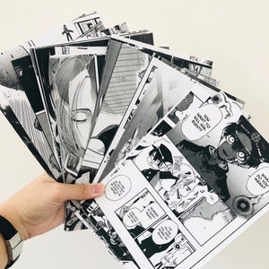 Peut inclure: Une main tenant un &eacute;ventail de pages de manga en noir et blanc. Les pages pr&eacute;sentent des illustrations d&eacute;taill&eacute;es et des bulles de dialogue avec du texte comme "You want to kill him, right ?" et "Murder is easy-peasy."