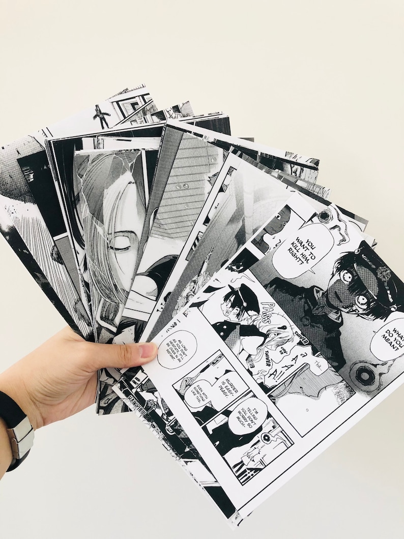 Peut inclure: Une main tenant un &eacute;ventail de pages de manga en noir et blanc. Les pages pr&eacute;sentent des illustrations d&eacute;taill&eacute;es et des bulles de dialogue avec du texte comme "You want to kill him, right ?" et "Murder is easy-peasy."