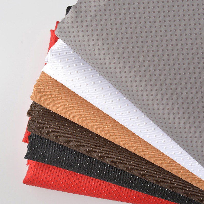 Pode incluir: Um conjunto de seis amostras de tecido em v&aacute;rias cores, cada uma com um padr&atilde;o texturizado de pontos. As cores s&atilde;o vermelho, preto, marrom, bege, branco e cinza.