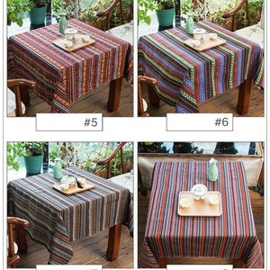 Op de afbeelding: Vier verschillende gestreepte tafelkleden in verschillende kleuren, waaronder rood, blauw, groen en bruin. De tafelkleden zijn gemaakt van geweven stof en hebben een casual, rustieke uitstraling. Ze zijn perfect om elke eettafel een vleugje kleur en stijl te geven.