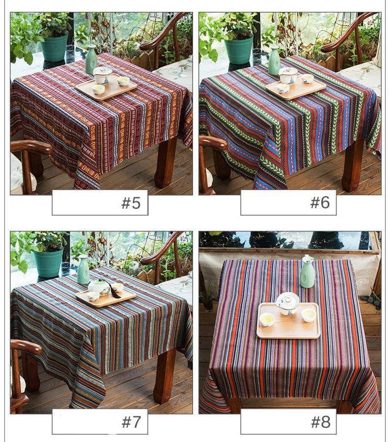 Op de afbeelding: Vier verschillende gestreepte tafelkleden in verschillende kleuren, waaronder rood, blauw, groen en bruin. De tafelkleden zijn gemaakt van geweven stof en hebben een casual, rustieke uitstraling. Ze zijn perfect om elke eettafel een vleugje kleur en stijl te geven.