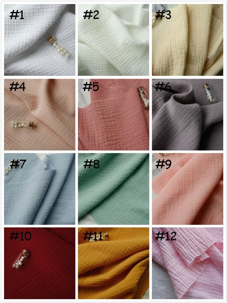 K&ouml;nnte beinhalten: Zw&ouml;lf Stoffmuster in verschiedenen Farben, darunter Wei&szlig;, Beige, Rosa, Rot, Blau, Gr&uuml;n und Grau. Der Stoff hat eine strukturierte, geknitterte Optik.