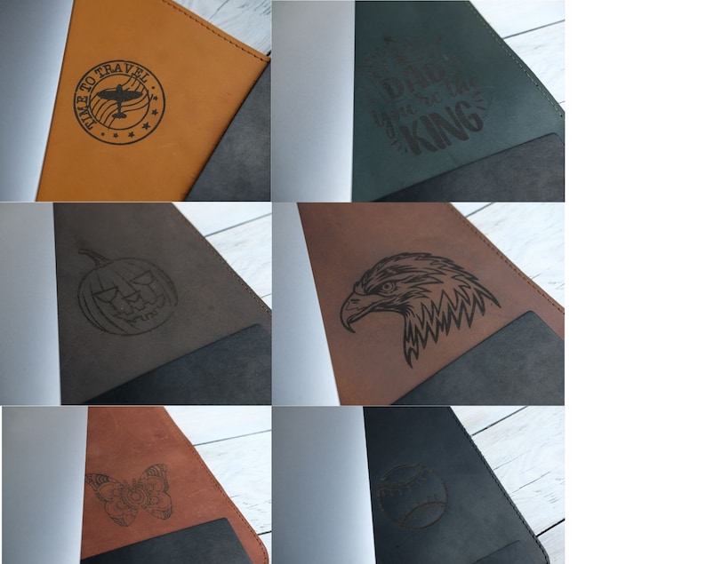 K&ouml;nnte beinhalten: Ein Set aus sechs verschiedenen Leder-Notizbuchh&uuml;llen mit verschiedenen Designs. Die Designs beinhalten ein Flugzeug mit dem Text "Time to Travel", einen K&uuml;rbis mit einem Gesicht, einen Adlerkopf, einen Schmetterling, einen Baseball und den Text "Born to be the King".