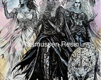 Puede incluir: Una impresión de arte fantástico con tres figuras y un leopardo. Una figura con vestido blanco lanza magia, otra con capa negra con capucha sostiene una daga y una con armadura oscura está frente a un castillo. El texto Rasmussen Resin está centrado.