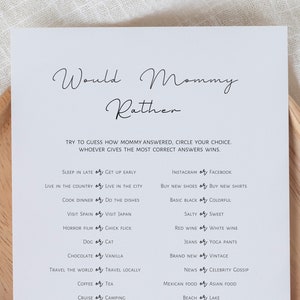 Puede incluir: Una tarjeta de juego imprimible con el texto "Would Mommy Rather" y una lista de preguntas con dos opciones para cada pregunta. Las opciones están separadas por la palabra "or".